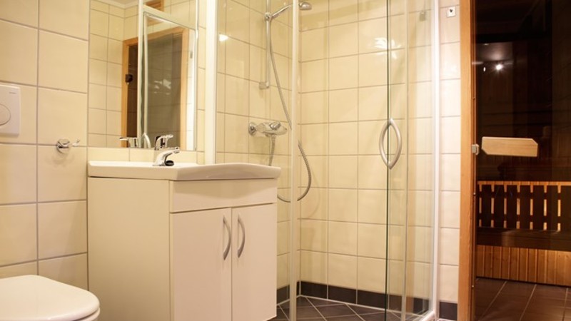 Staven A har ett badrum med bastu.